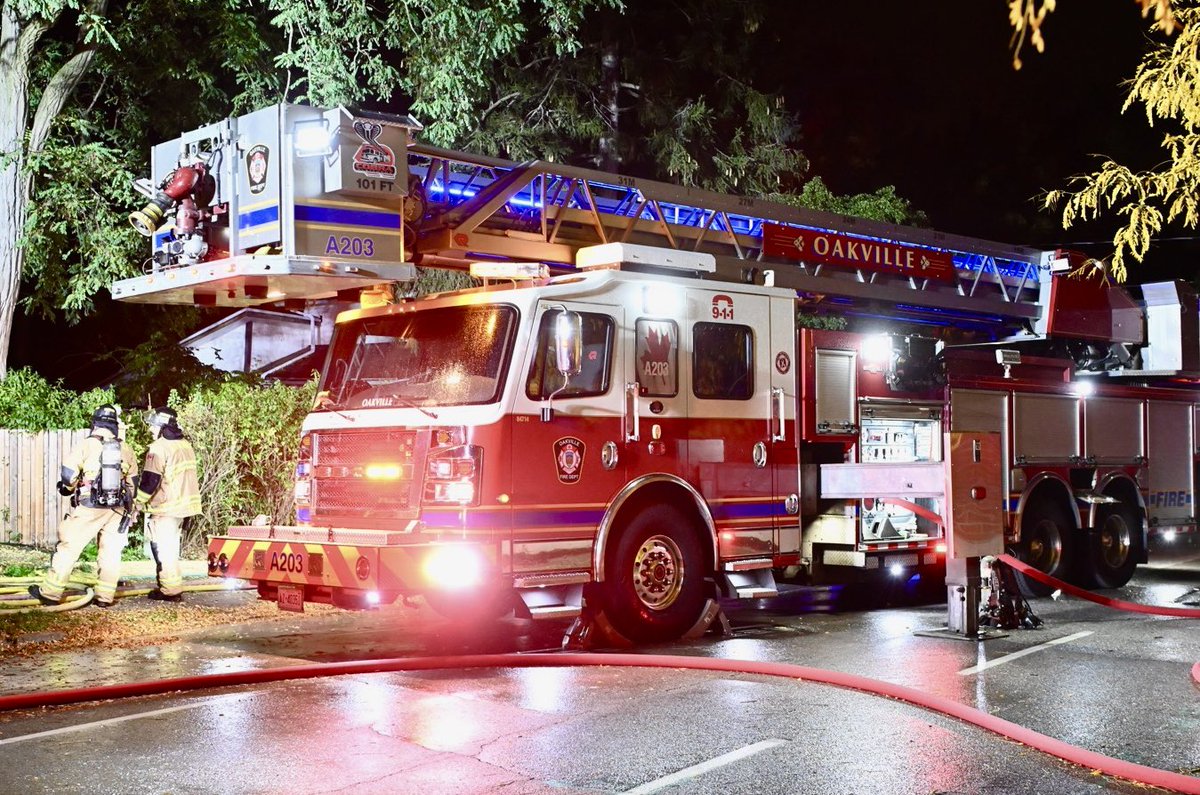 FLAMES VISIBLE: <a href="/oakvillefire/">Oakville Fire Dept</a> o/s structure fire 2- storey abandoned home w/flames visible on first floor —crews making entry, retreating as floor compromised. Chisholm St  north of Lakeshore #Oakville . No injuries.