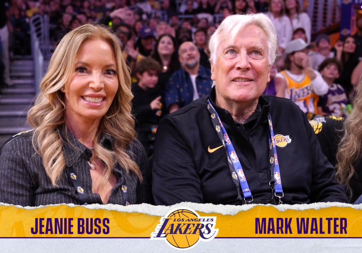 Jeanie Buss &amp; Mark Walter courtside at the Lakers game 👀 

The sale of the team has not been finalized yet