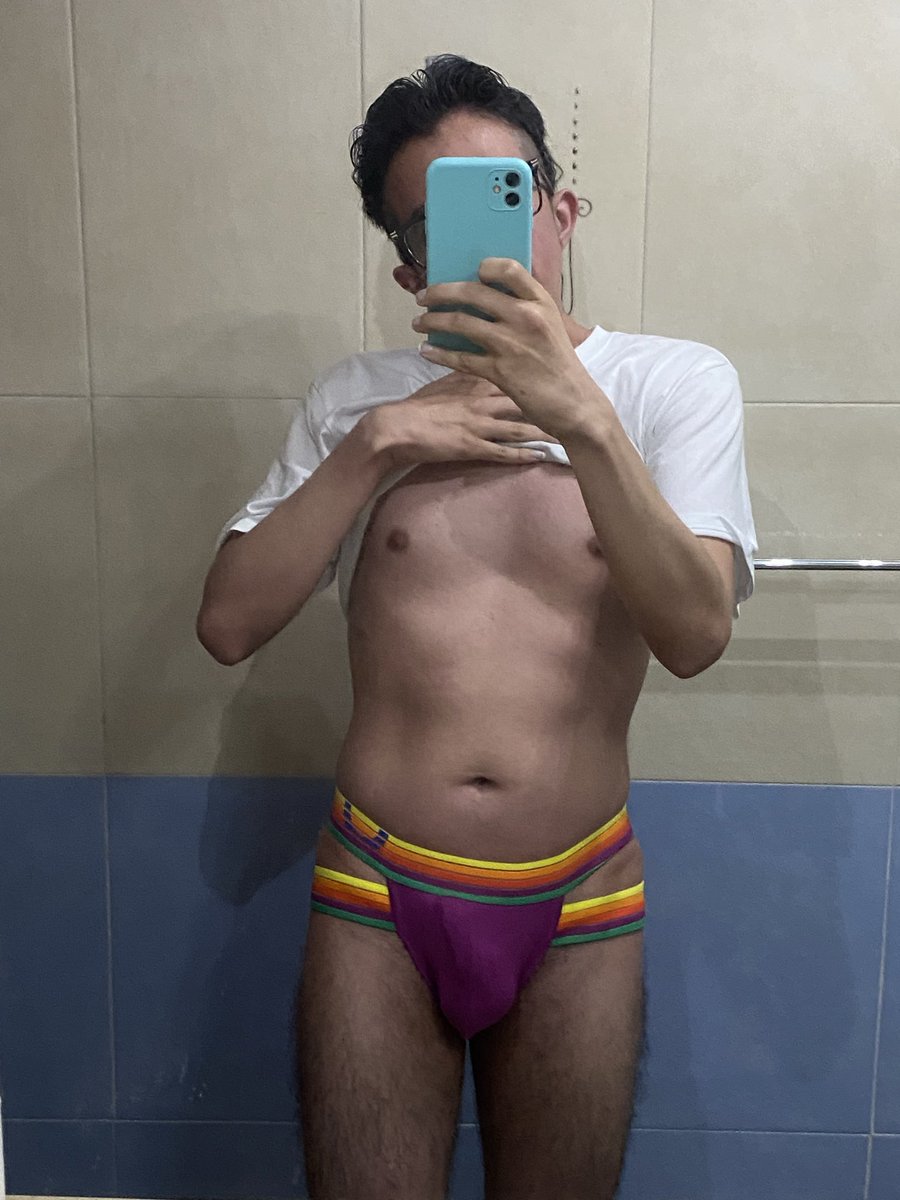 BottomUniversal's tweet image. 😓 No entiendo porque a ningún hombre le gusto para algo bien 💔