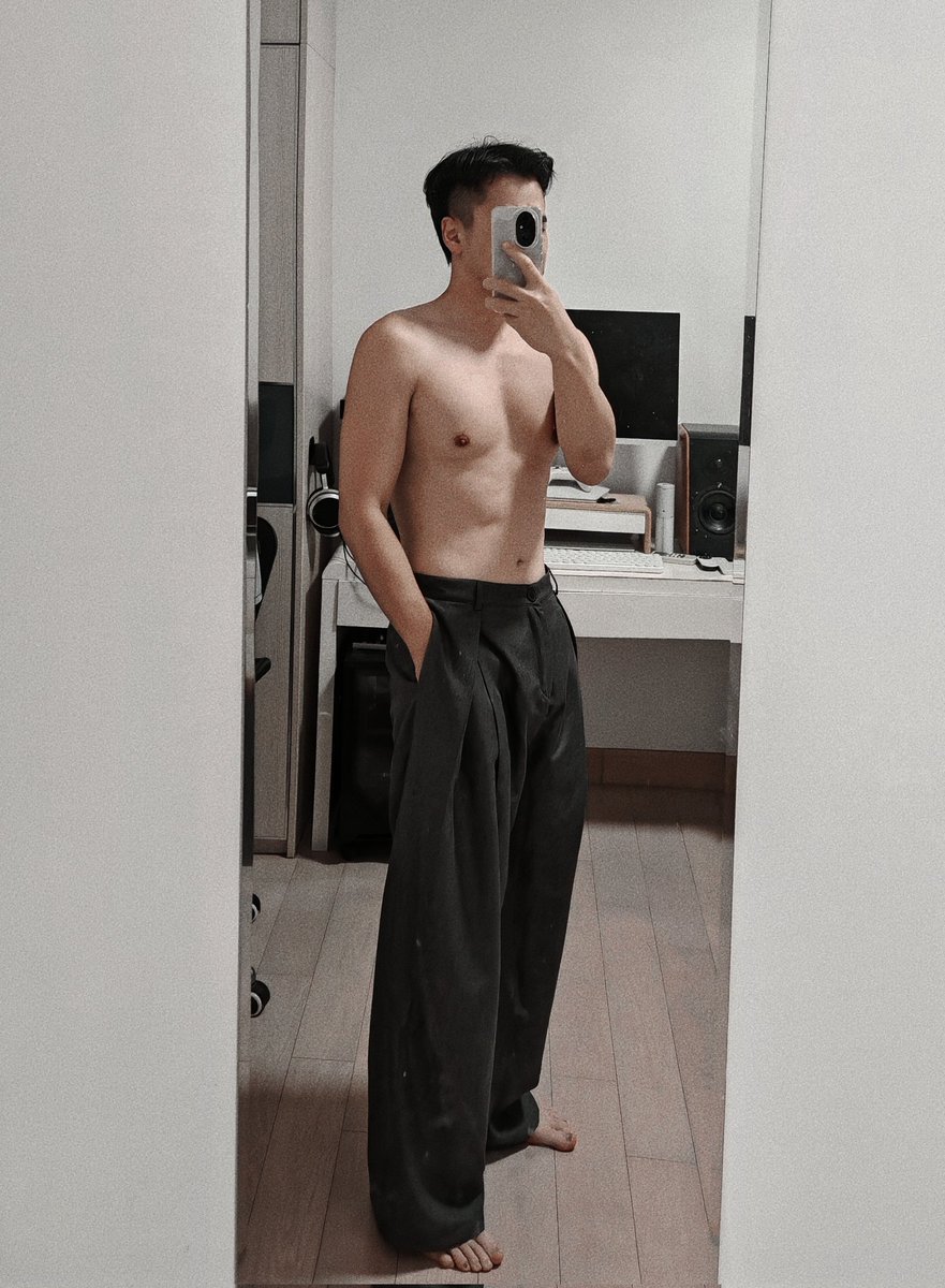 这穿搭很显身材，可惜只有胸肌没腹肌