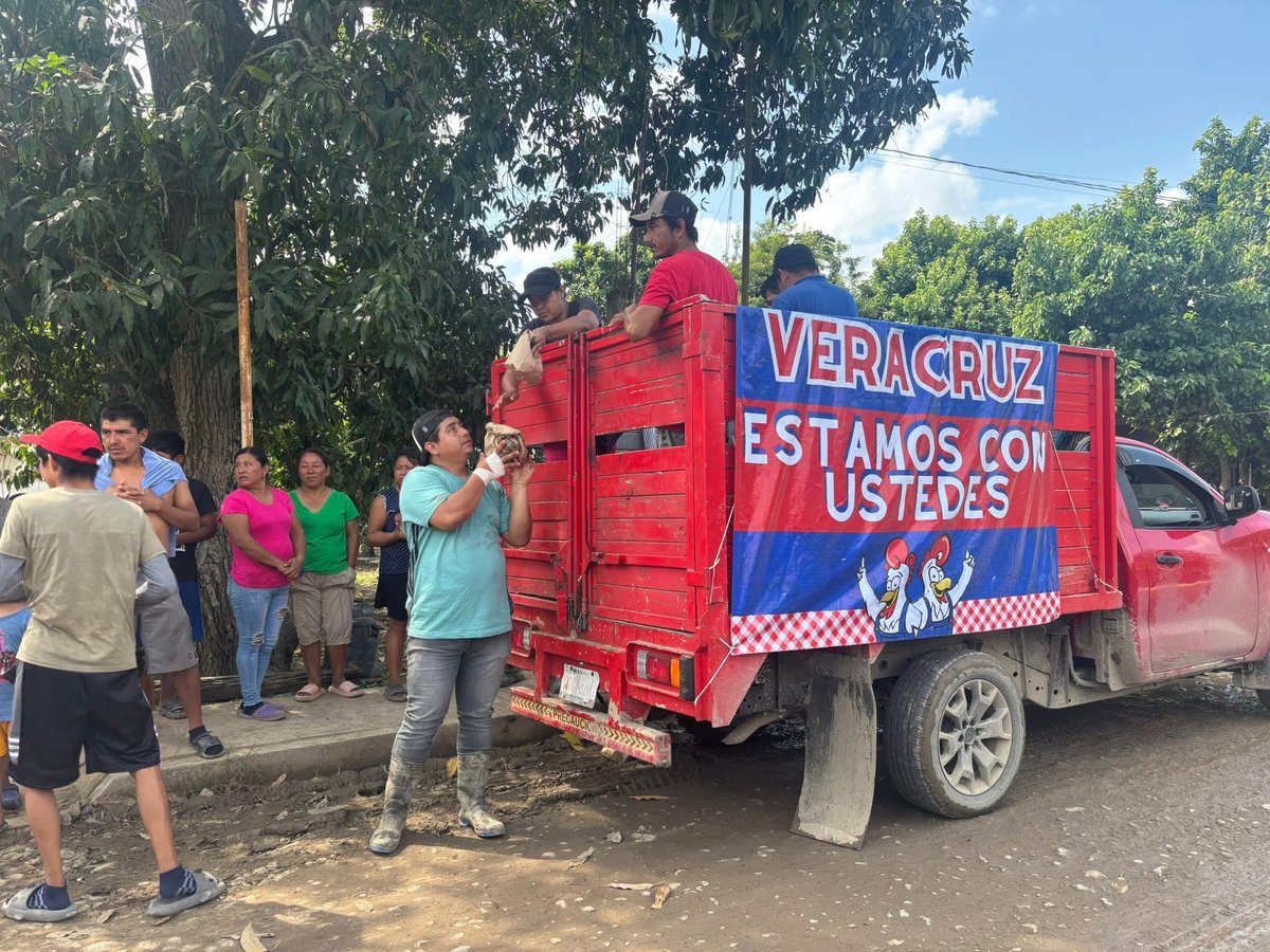 MaTere_Mendoza's tweet image. A Álamo no lo está levantando el gobierno, lo está levantando su gente y los ciudadanos de bien.
Al principio sólo era gente de comunidades vecinas, ahora llegan de todos lados, viajan horas para llevar ayuda.
Hermanos Ríos Rosticería, una cadena de CDMX, se unió con Bachoco para…