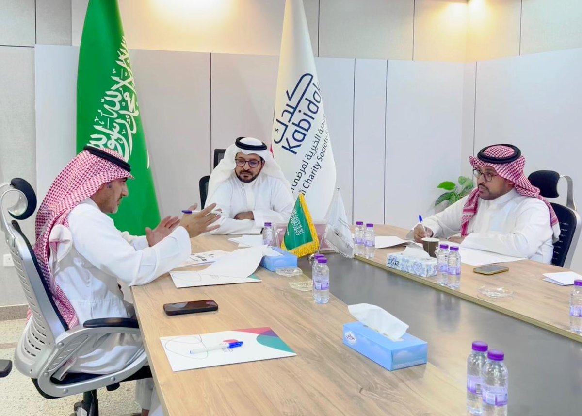 عقد المدير التنفيذي لجمعية #كبدك أ. مطلق الخمعلي اجتماعًا تنسيقيًا مع عدد من قيادات الجمعية، بهدف مناقشة تصميم الاستبيان العام لقياس رضا المستفيدين من برامج الجمعية والمشاركين في خدماتها، ضمن جهود مستمرة لتعزيز الجودة ورفع كفاءة الأداء.