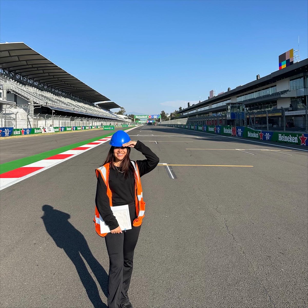 nan_santander's tweet photo. El nivel de aprendizaje de trabajar aquí me lo voy a llevar de por vida. 🥲

Que empiece la #F1esta 🏎️🙏🏻✨ https://t.co/7Tp32UswW2