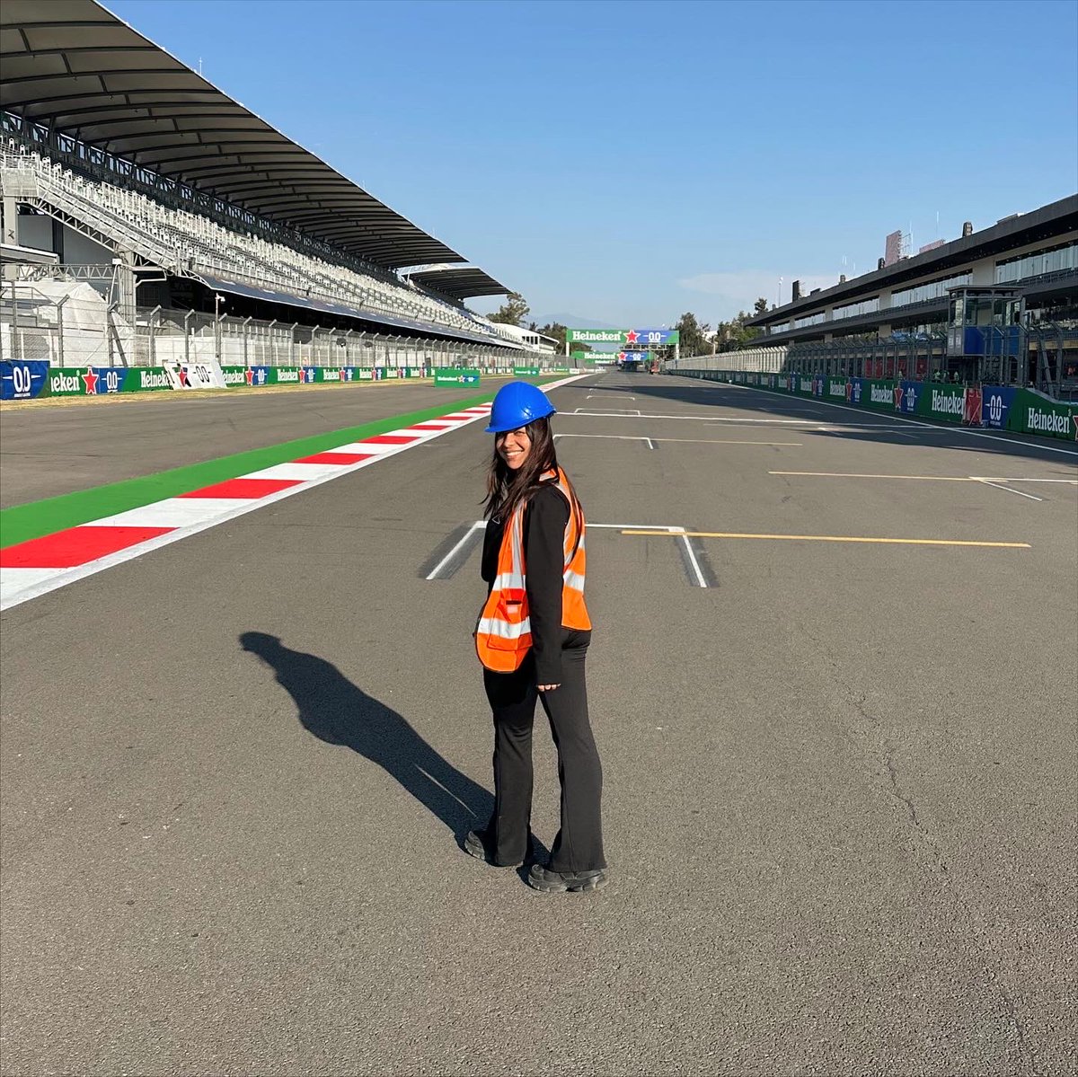 nan_santander's tweet photo. El nivel de aprendizaje de trabajar aquí me lo voy a llevar de por vida. 🥲

Que empiece la #F1esta 🏎️🙏🏻✨ https://t.co/7Tp32UswW2