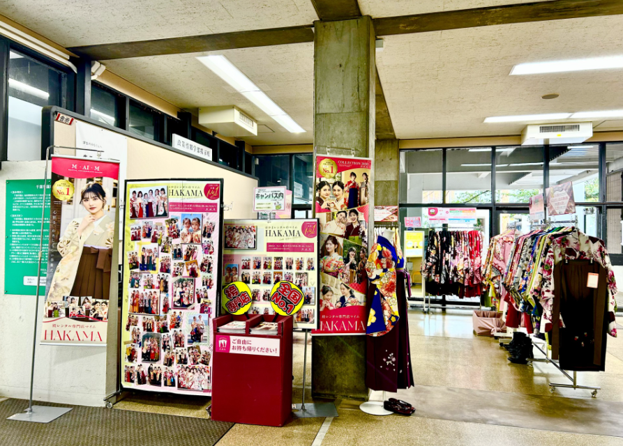 cuccoop's tweet photo. 🤗卒業式レンタル袴展示会開催中🤗
🌸10/21（火）~23（木）　
🌸時間　12：00~16：00
🌸会場　3号館1階ホール
今回は3号館入口すぐの所で開催中です！
お友達やお家の方と一緒に気軽にお越しください😊
＃千葉商科大学　＃千葉商科大学生協　＃卒業式袴　＃卒業式レンタル袴　＃卒業式用着物 https://t.co/Pn7tSTNWWO