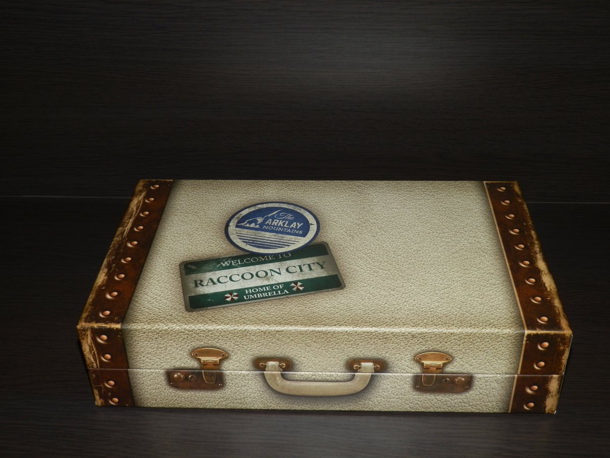 leonluo's tweet image. RE0 is trending again. Suit case press kit for RE0 from my collection. #REBHFun #ResidentEvil0 #ResidentEvilZero #バイオハザード0