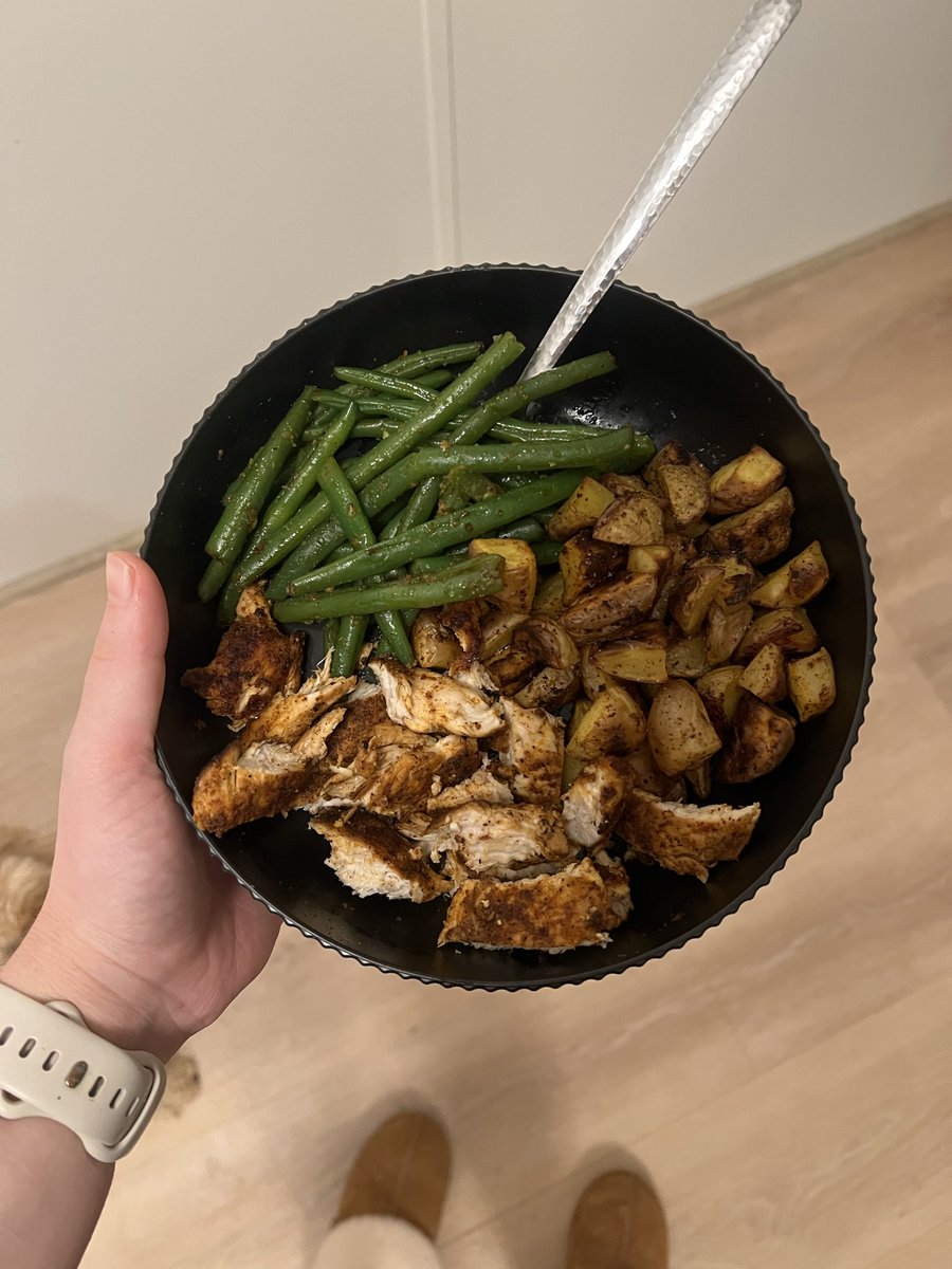 easy cheap meal prep formula: 

protein: literally whatever you want, chicken, beef, turkey, fish idc but season it!!
a carb: potatoes are my fav, rice, pasta, tortillas if you do tacos, bread, etc 
vegetable: frozen, canned, raw idc 

sauce &amp; whatever else 

examples: