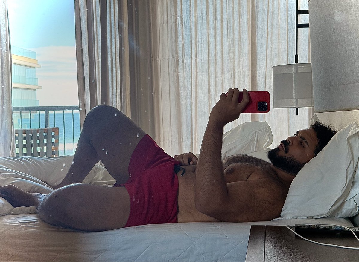PauloVieiraReal's tweet image. eu não tô me achando bonito, eu tô me achando braçudo
então eu tiro uma foto e penso “tô feio… mas pelo menos meu braço tá grossão. Vou postar”
é isso