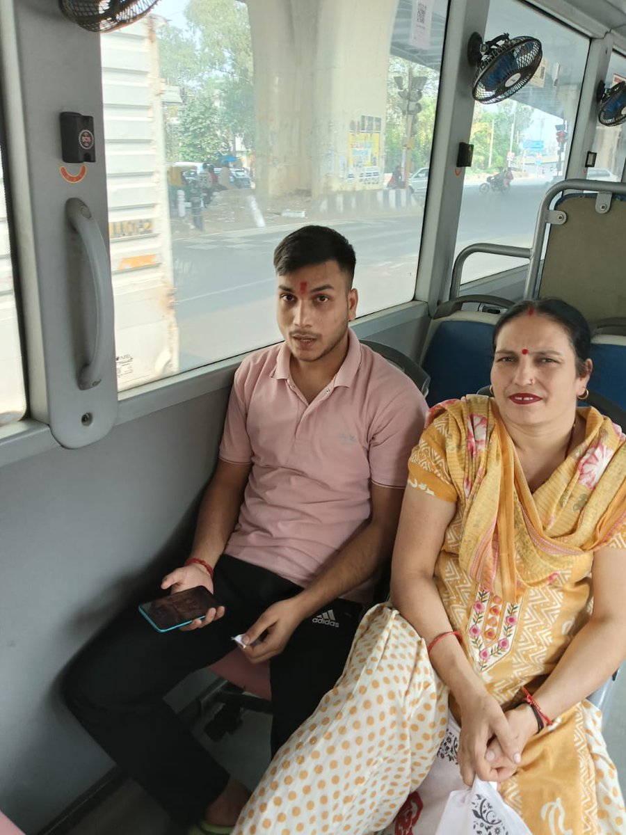 यह जो लड़का है यह कम पैसों की टिकट मंगता है जैसे कि जहां की टिकट ₹15 की है तो वहां की ₹10 की टिकट मंगता है और अगर इसको सही टिकट बताते हैं तो यह धमकी देता है कंप्लेंट करने की सीएम के पास कंप्लेंट करने की और गलत तरीके से बोलता है कृपया इसको यह बताया कहां रहता है। आजाद पुर से चढा