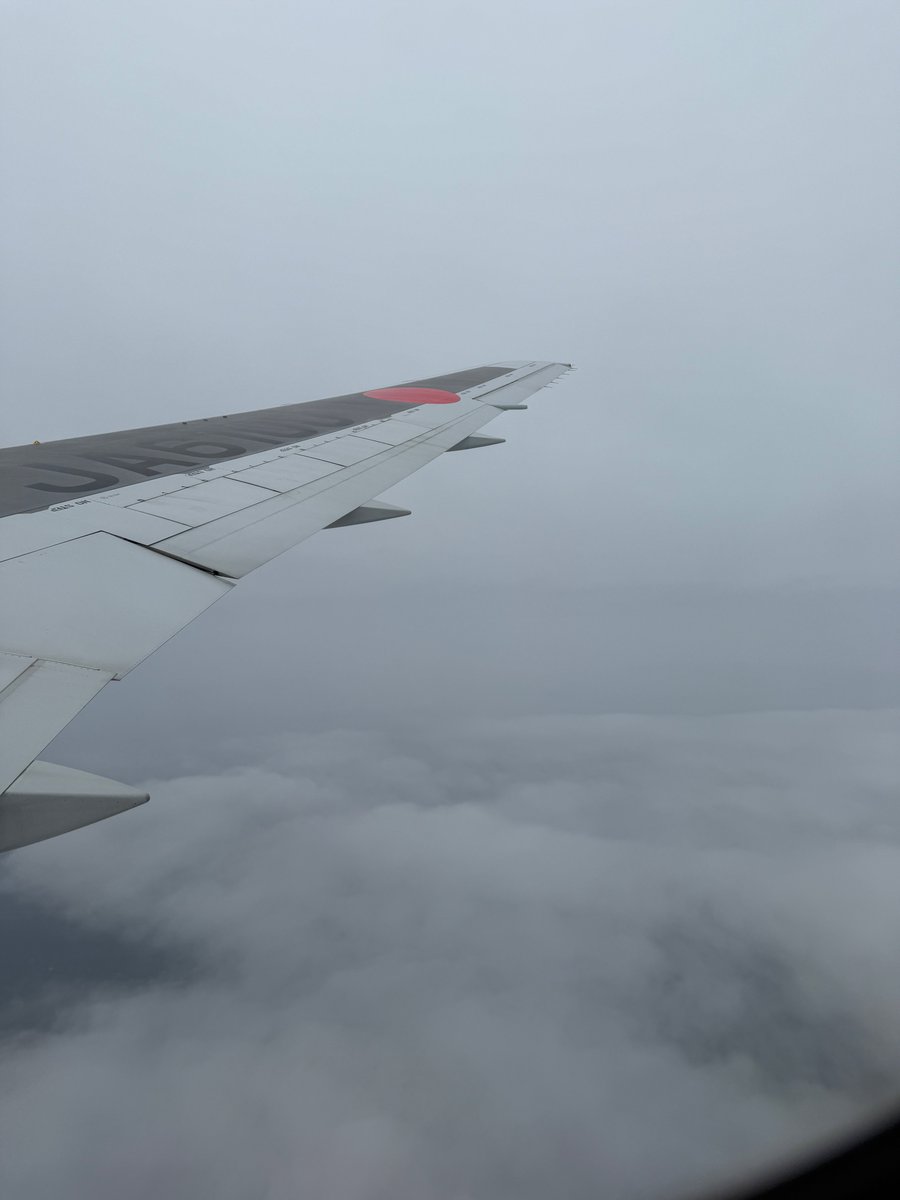 せっかく窓側の席取れたのに、見渡す限り雲だらけwww