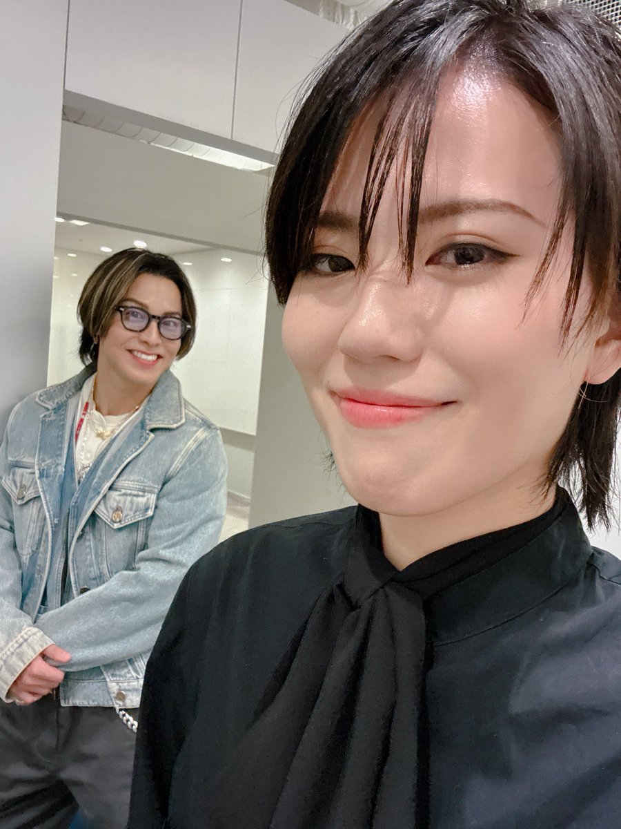 hiryu_tsukasa's tweet photo. #薔薇ミュ
Blu-rayはいよいよ本日10/22(水)23:59までとなりました🥺
お見逃しなく…！
https://t.co/m7Zm2tKkFA

自撮りに気付いてこのスマイルをしてくれるヘンリーネックなRIKUくんを添えて。

🐑🐏🐏

#アトム 本日振付！#行ってきます https://t.co/ucm5Alt1KP
