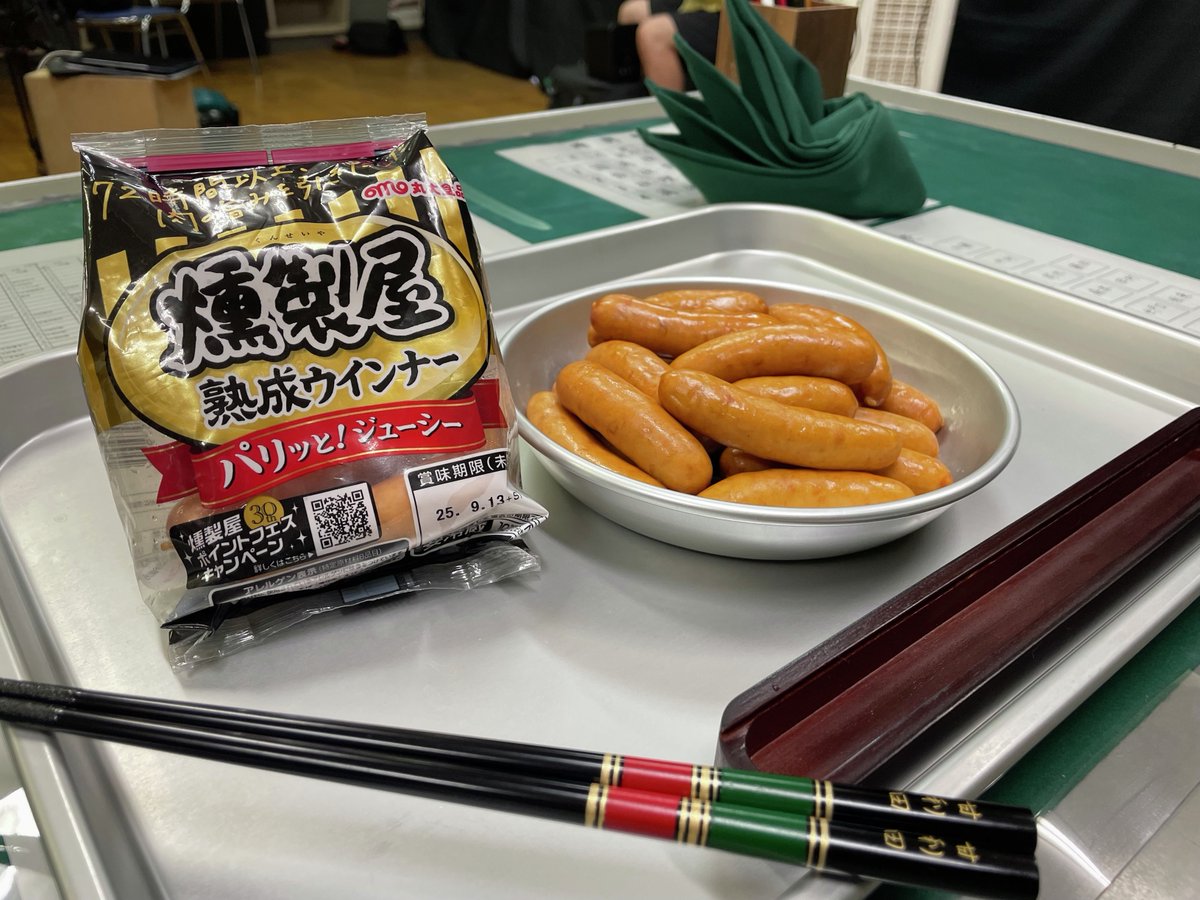 marudai_wanpaku's tweet photo. ＼🍴 #燻製屋熟成ウインナー × #おいしい給食 🎬／
撮影のオフショットをちょっとだけお見せします！
コラボCM公開まであと2日！✨

市原隼人さんよりコメントも頂いております！
---------------------
なんと日本を代表する国民的食品とおいしい給食がコラボ！こんなに嬉しい事はありません。
燻製屋の熟成ウインナーを頬張る甘利田先生の高揚感は計りしれず、笑顔が絶えない温かく愛情に満ちた撮影現場でおいしい給食ならではの世界観の中、幸せな時間を過ごさせていただきました。ウインナーで育ったといっても過言ではない私にとって素敵なご縁に感謝しています。皆様、是非燻製屋の熟成ウインナーを味わってくださいませ！
---------------------
映画「おいしい給食 炎の修学旅行」も
同日公開です、お楽しみに🍴

#丸大食品 #燻製屋