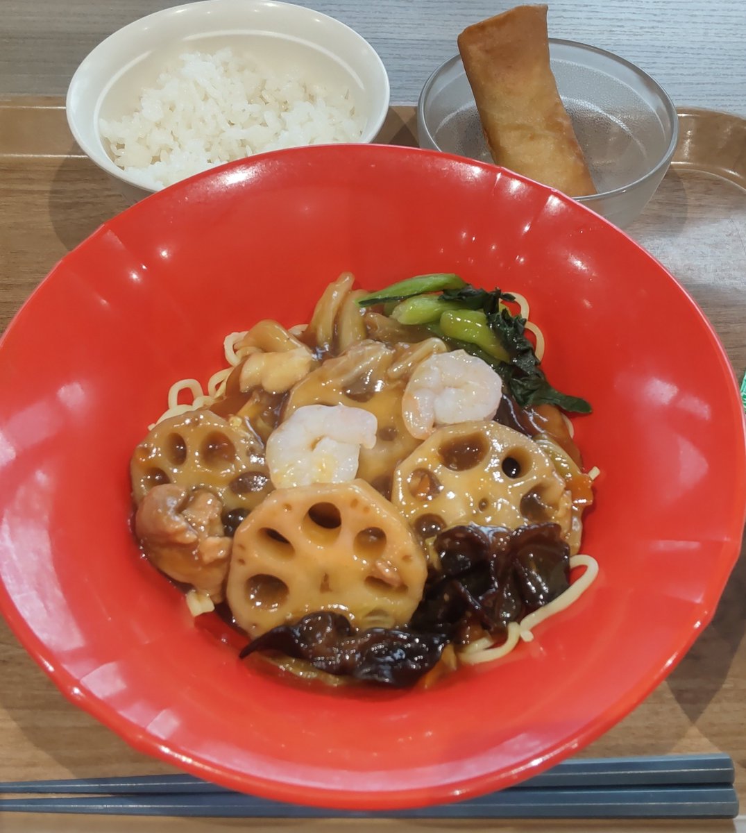 お疲れ様です🙇お昼は社員食堂です🍴
行方市産れんこんの餡掛けラーメン🍜
シャキシャキれんこんが堪らない😋
美味しかったです😋ご馳走様でした🙇
午後も頑張りましょう💪
#社員食堂 
#行方れんこん