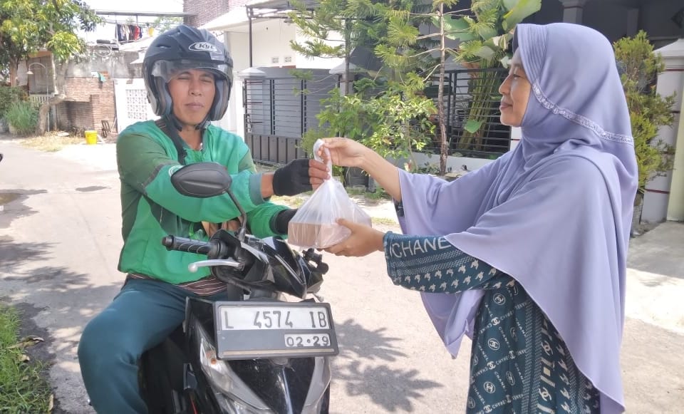Pelaku UMKM Perum Biting Tingkatkan Pemasaran Produk Melalui Aplikasi GrabMerchant. Senin (21/10/2025).

baca selengkapnya: portalberita.lumajangkab.go.id/main/baca/aXKH…