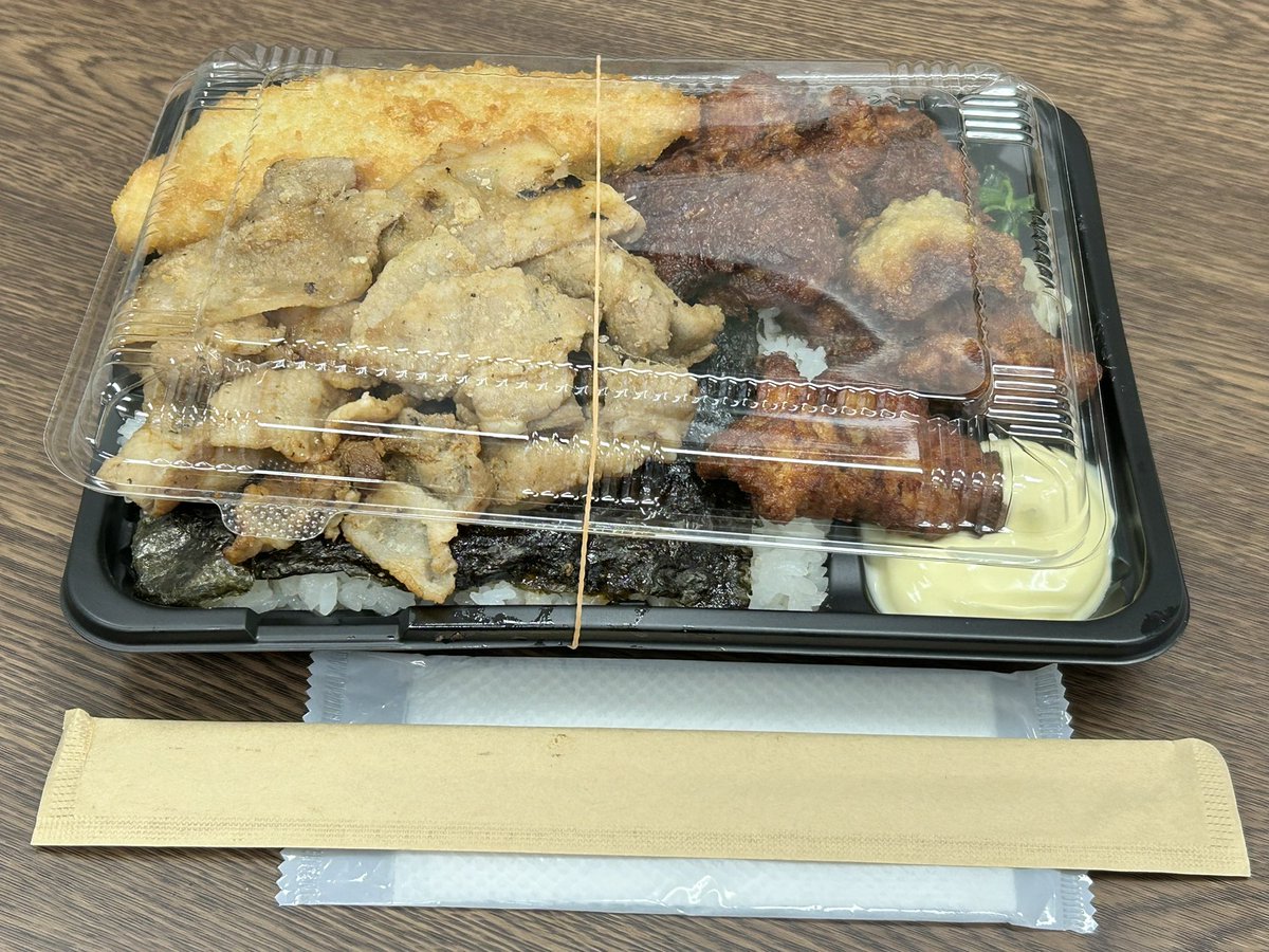 m78_fox's tweet photo. ミュージックラウンジに
ドッグランも有る
#東京ゲストハウス王子 さんの
詐欺弁当

「のり弁当」なのに、
茶色い物で覆われて 
のりが見えないし、
蓋も閉まらない、
一日限定2食のお宝弁当♪

https://t.co/vJpOs1Lx8z https://t.co/rDz5ZytvNW