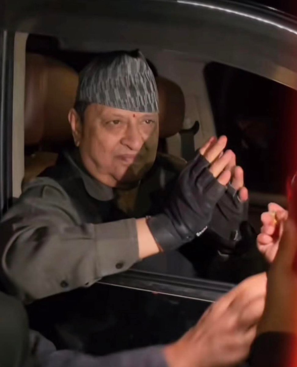 omnamosivaye's tweet image. राजा ज्ञानेन्द्र शाह एक नाम जसले अहिले पनि धेरै नेपालीको हृदयमा देशप्रेम, स्थिरता र राष्ट्रियता जगाउँछ। १७ वर्षसम्म मौन रहेर देशको उत्थान र पतन दुबै अवस्थालाई शान्त भावले हेरिरहनु सजिलो कुरा होइन। तर समयसँगै जनताले बुझेका छन् जो देश छोडेन, जो जनताको पीडामा पनि यही माटोमा रह्यो,…
