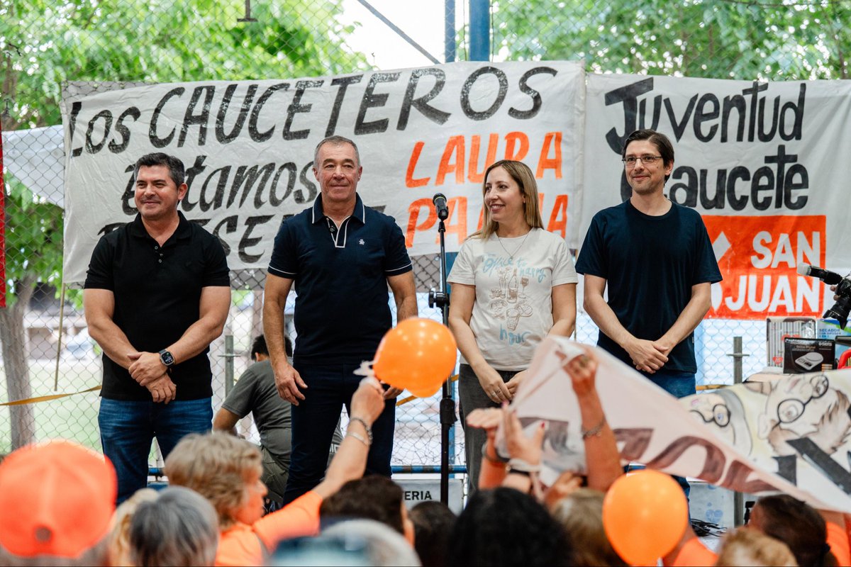 LauraPalma_ok's tweet photo. Caucete nos regaló una postal que emociona.
Todo naranja, abrazos sinceros y la fuerza de un pueblo que eligió creer y ser parte del San Juan que queremos!

Gracias por ponerse la camiseta de los sanjuaninos 🧡
#PorSanJuan #LauraPalma #Caucete @XSanJuanOk @DrMarceloOrrego https://t.co/WoqNwaGqn5