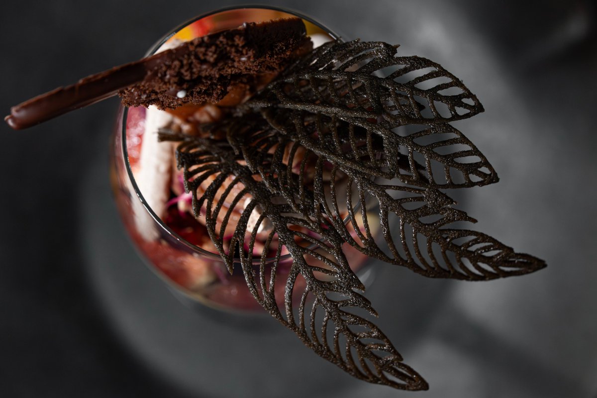 かわいすぎ注意です。今週末のウフフェスに登場！amazoonia クロウパフェ🐦‍⬛

カラス（crow）をモチーフにしたハロウィンパフェ。
ショコラを主軸に、栗・黒いちじく・赤ワインを重ね、
そこにパッションフルーツのフレッシュなインパクトを。
甘み・酸味・苦味が織りなす、秋の層を表現しました。