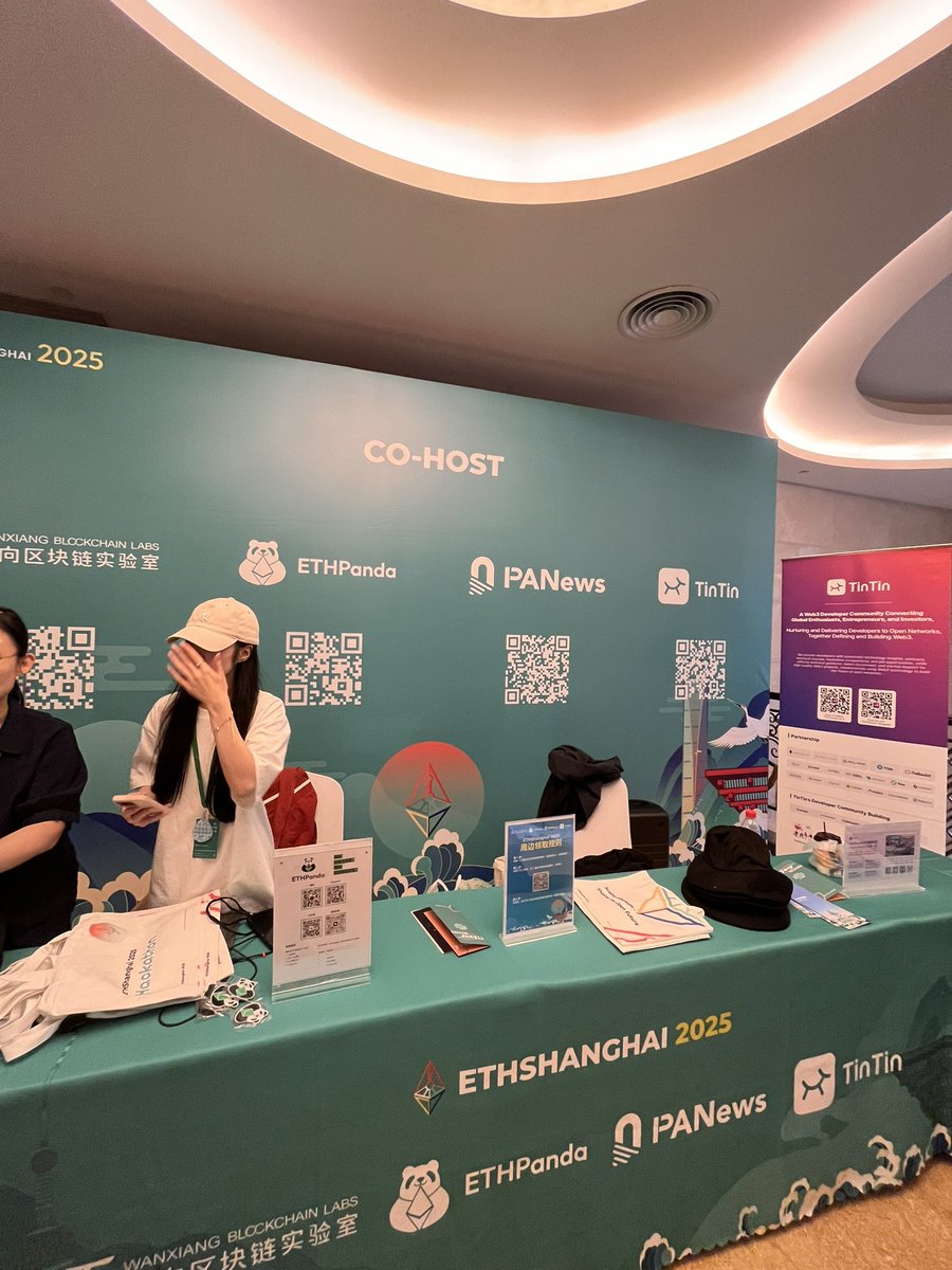 Oxkoko123's tweet photo. ETH上海在现场#ETH https://t.co/KIYzIYe3MO