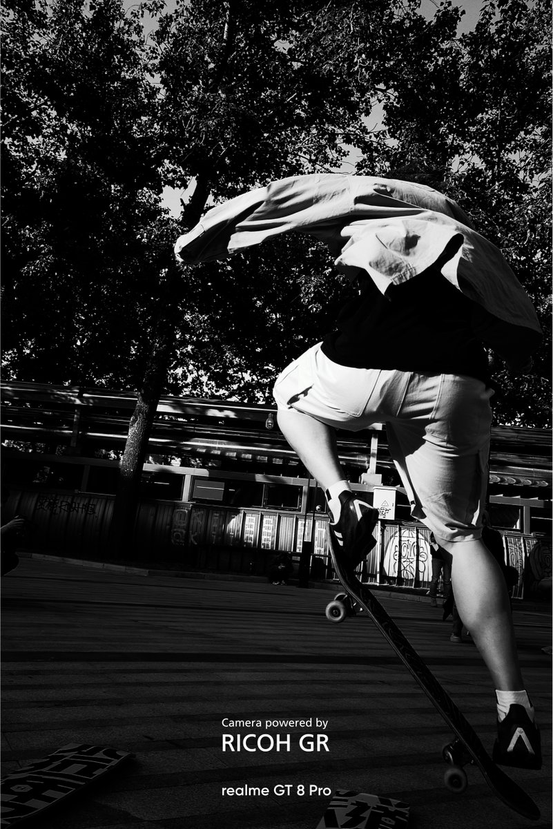 ChaseXu_'s tweet image. 30-day snap challenge with the realme GT 8 Pro in RICOH GR mode.

Day 3/30: I came across an impressively skilled skateboarder and captured the moment he leaped into the air.

#realmeGT8Pro #realmexRICOHGR #4YearsInOneSnap #SnapbyNoRules