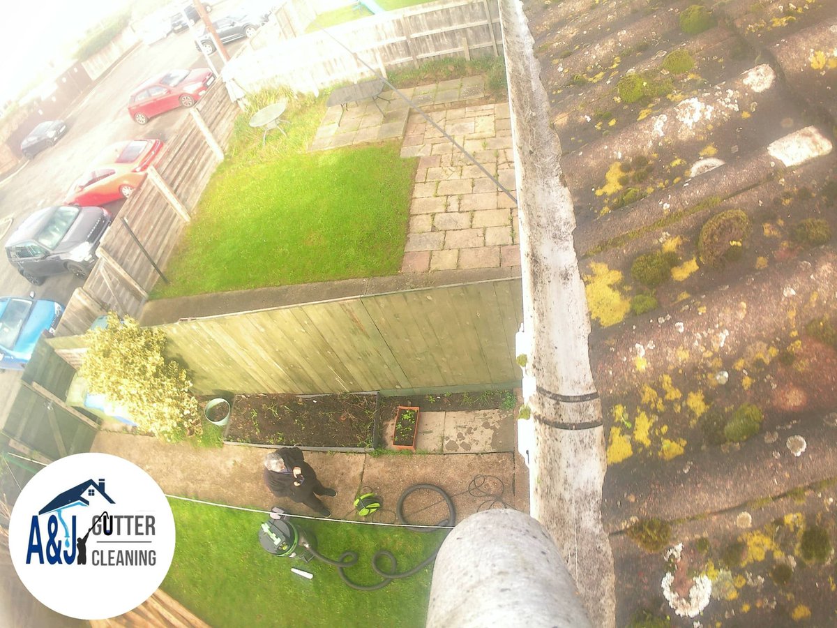 ajgutterclear's tweet photo. Yesterdays 2nd job in Bridlington, returning customer, not been done for a few years as you can see. 2 bins of vegetation removed. Sorted, winter ready #Bridlington #Hunmanby #Bempton #Flamborough #filey #Driffield #Hornsea #beverley #eastyorkshire #gutterclearing #kelk https://t.co/b4uaNUTwVV