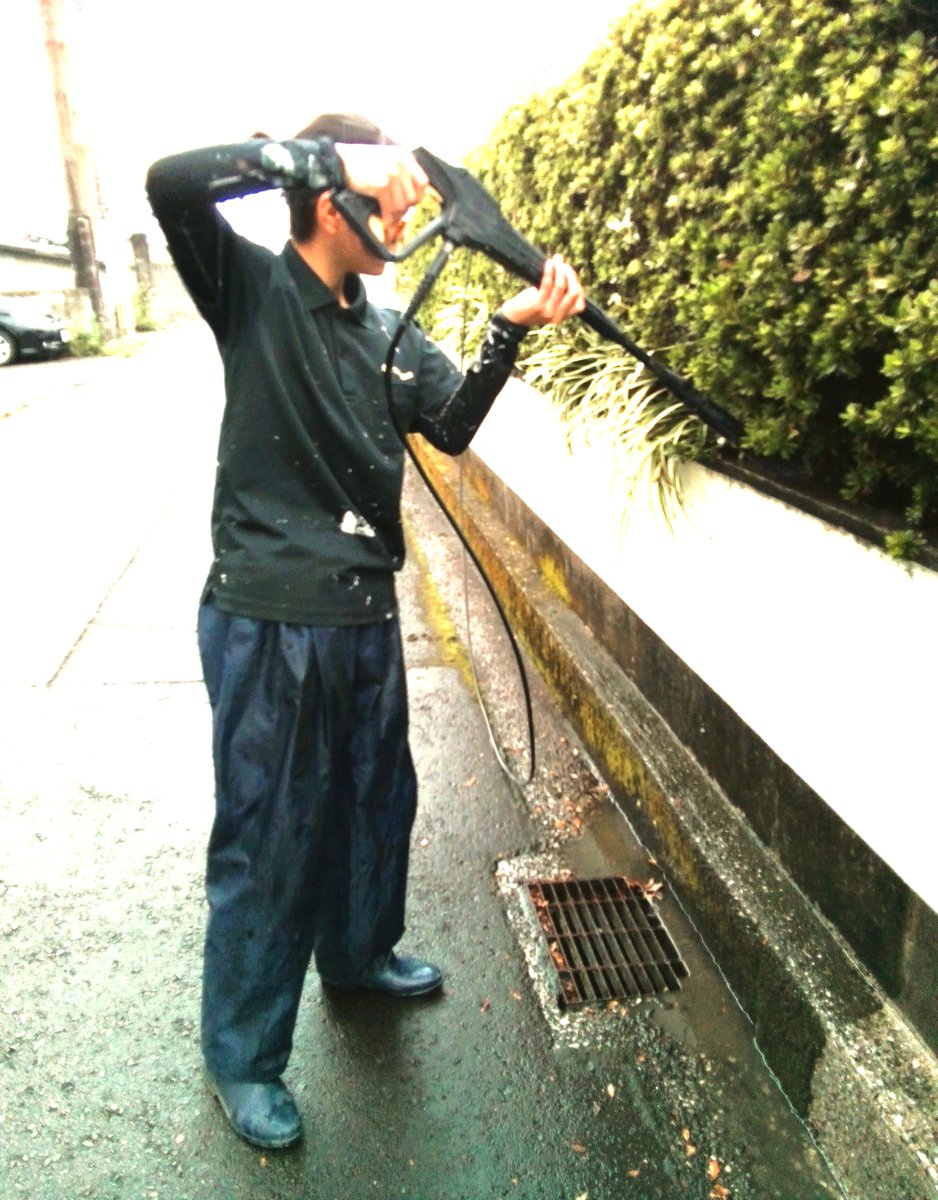 miyakun525583's tweet image. 今日は建築塗装科の訓練日です。当校の外壁で高圧洗浄の実習を行いました。塗装前の高圧洗浄は外壁や屋根に付着した汚れを洗い流す作業です。この工程は単にきれいにするだけでなく新しい塗料が均一に密着し塗装の耐久性を高めるために非常に重要です。とても丁寧な仕上がりです。(^▽^)＃建築塗装