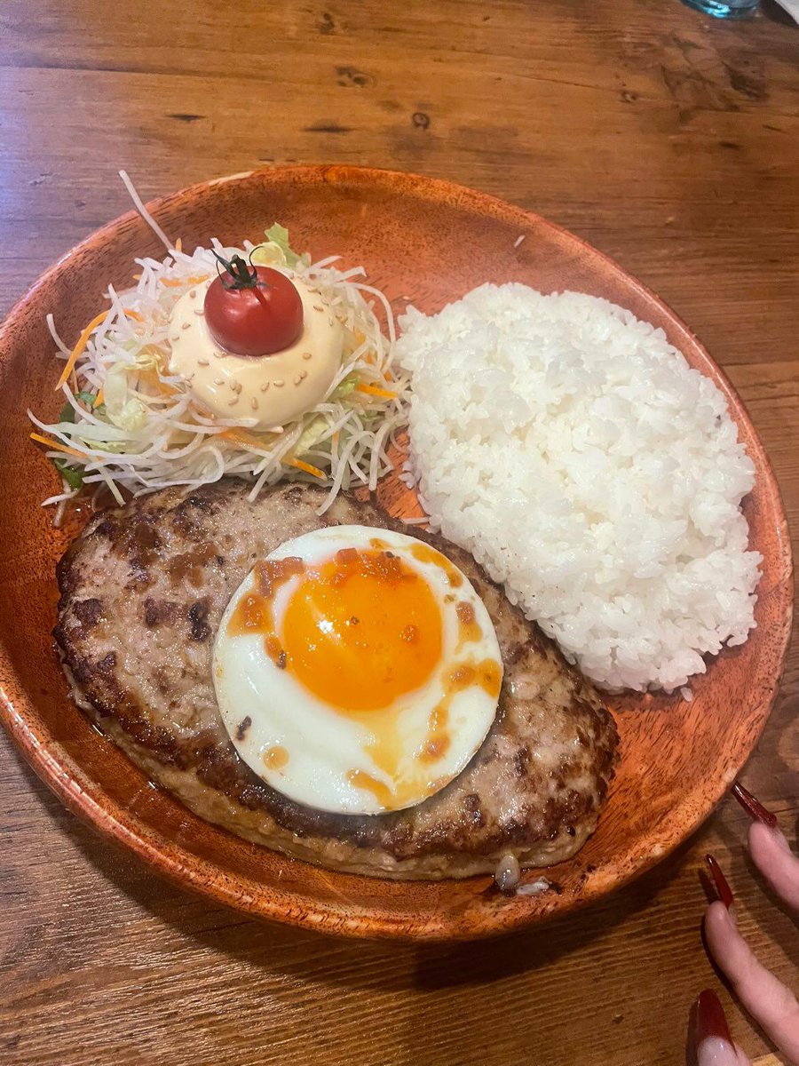 こんにちは👋😃、今からお昼御飯
です🍀🍒
今日は職場の人と一緒です！
私は私はLサイズです🍀