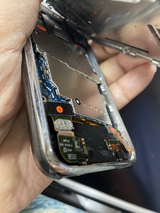 パンパンになったiPhone3gs?だったかな?
机の引き出しにしまってあって
ある日久々に見たらバッテリーが膨らんで画面を押し上げてこんな姿に…
ショップで引き取ってくれるかな? 