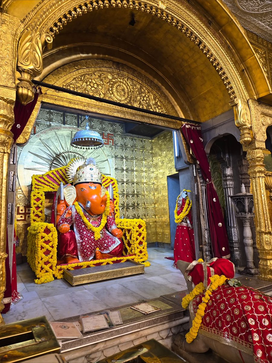 ShailShekhawat's tweet image. श्री गणेश जी मोतीडूँगरी बुधवार दर्शन 🙏
🙏🥀🪔जय श्री गणेश जी महाराज🪔🥀वक्र तुंड महाकाय, सूर्य कोटि समप्रभ:।निर्विघ्नं कुरु मे देव शुभ कार्येषु सर्वदा॥🥀
श्री श्री १००८ भगवान श्री गणेश जी मोतीडूँगरी का आशीर्वाद। 🙏#Jaipur #jaipurcity #motidungri #Ganeshji #GanpatiBappaMorya
