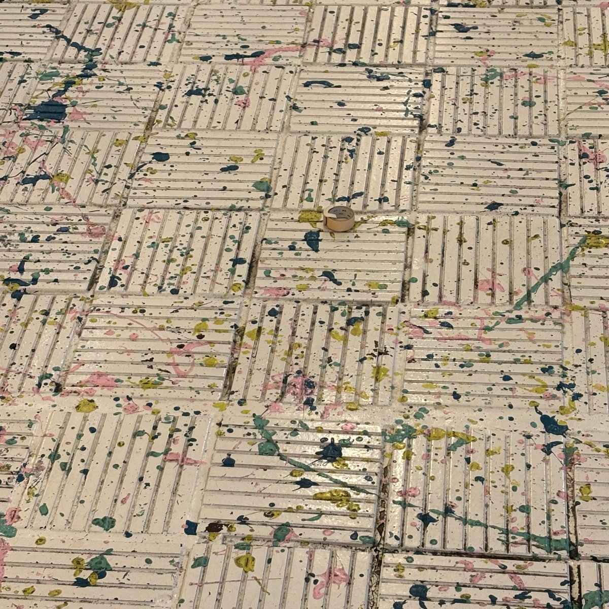 まつり会場の床、物を落とすと探すのが大変…マステが落ちてます