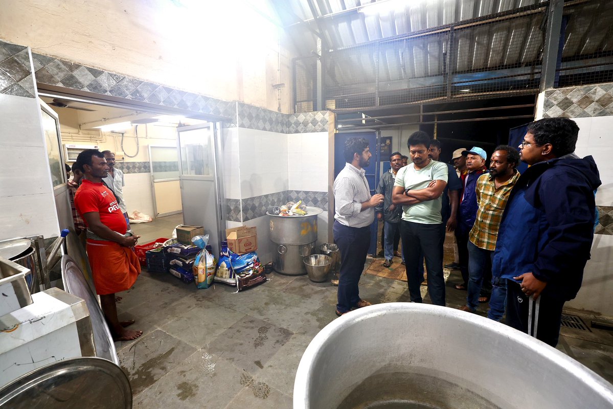 கனமழை எச்சரிக்கை விடப்பட்டதும் எதிர்க்கட்சிகள் வீட்டில் உறங்கும்பொழுது மாண்புமிகு துணை முதல்வர் அவர்கள் மக்களின் நலனுக்காக இரவு முழுவதும் களத்தில் உழைத்து கொண்டிருந்தார்🫡🙏

#DyCMUdhay