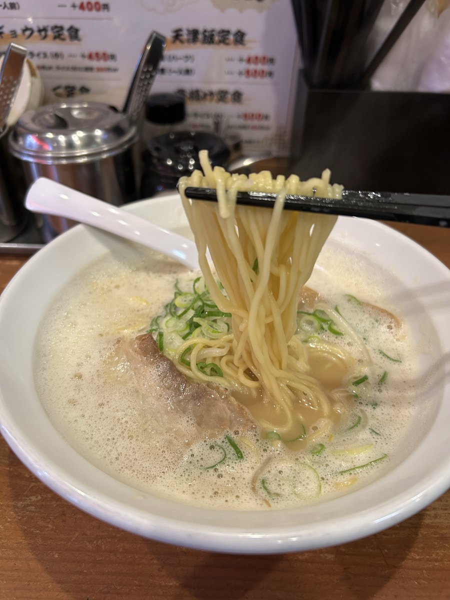 Good afternoon friends.

I’m in Sakurai city, Nara, for work today.

I had free time for a few minutes, so dropped by a ramen restaurant.

Today’s lunch
“Tori paitan ramen(rich chicken based ramen)”

It was so-so.

#japanesefood
#Japan