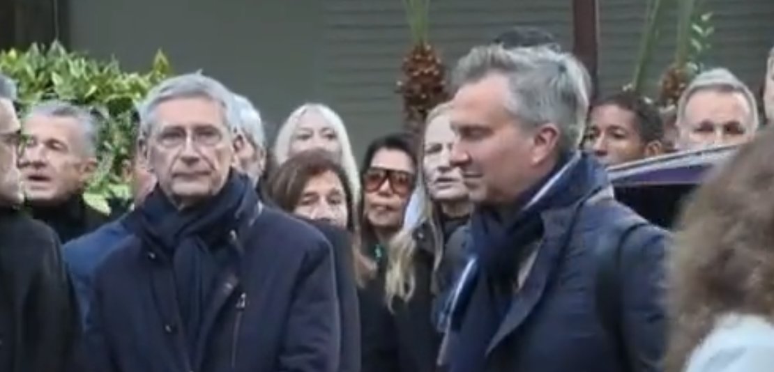 adri_vllnt's tweet photo. Françoise Bettencourt au rassemblement de soutien pour sarko ????? https://t.co/PVnaHMVDiI