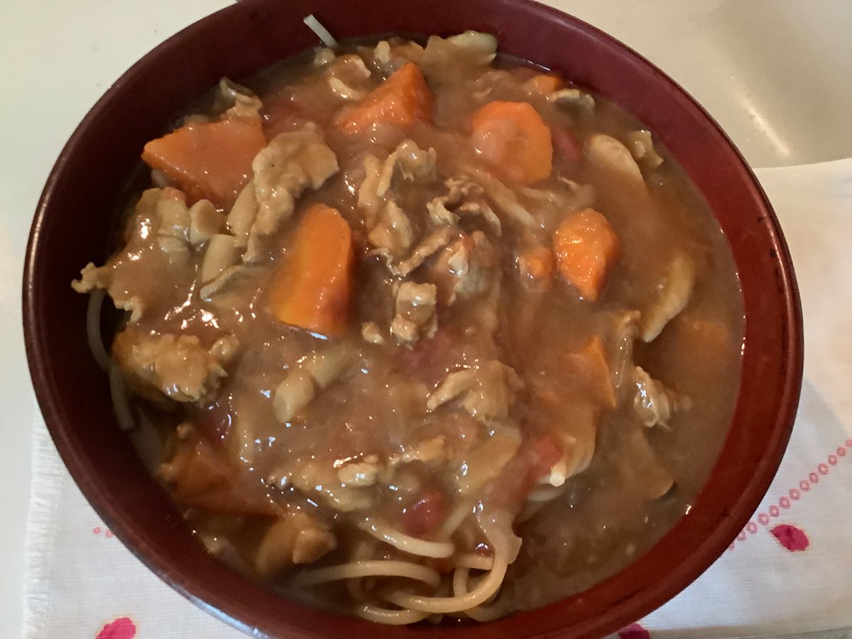 今日の昼飯は、先日の週末カレーにトマトソースを加えたスパゲッティです。
見て下さい！