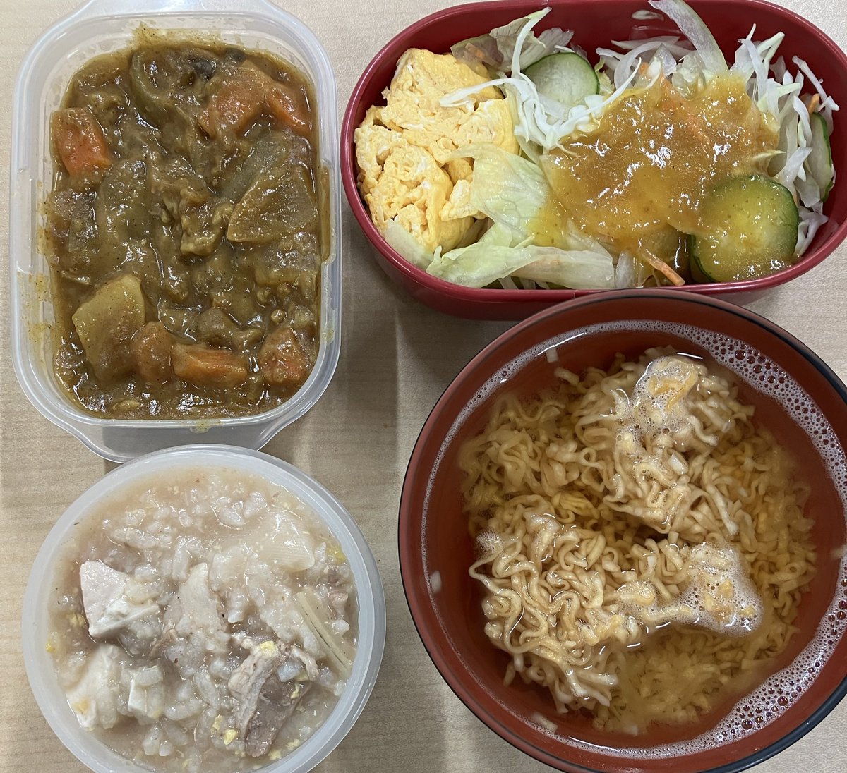 今から昼飯喰らいます🍱🌧️気温16℃
たぶんこの気温が本日の最高気温

まだ夏服の私目ですが何か⁉️
カレー
だし巻き卵
野菜サラダ
チキンラーメン
男梅雑炊

そんなに寒いのて感じだけど

また夜に逢いましょう🌉