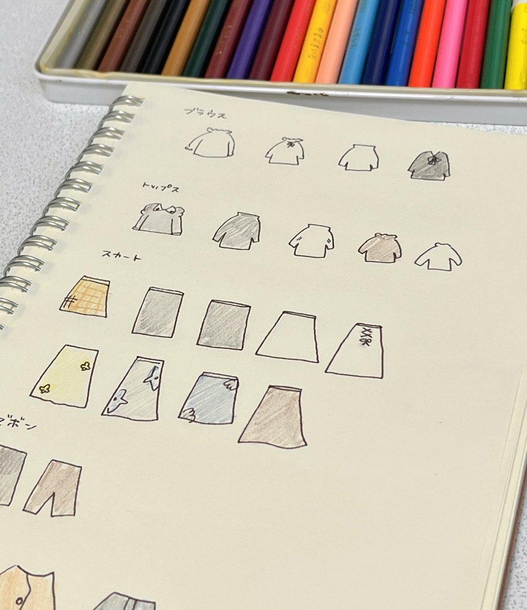 寒すぎて衣替えしたんだけど、冬服って厚みがあってクローゼットがパンパンになったしハンガーにかけると伸びちゃうニット系は引き出しにしまったから自分の持ってる服忘れちゃいそうで全部書き出したᝰ✍🏻 あとは組み合わせの種類も書いて朝迷わないようにしよっと！