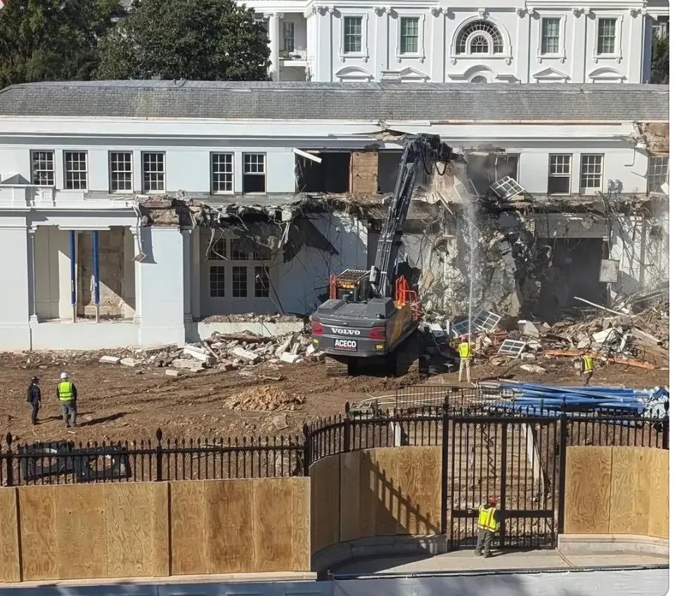 ConmanProline's tweet image. I can’t believe all the people that HATE Trump are totally torqued that he is remodeling the White House without using any government money. I’m absolutely gobsmacked.