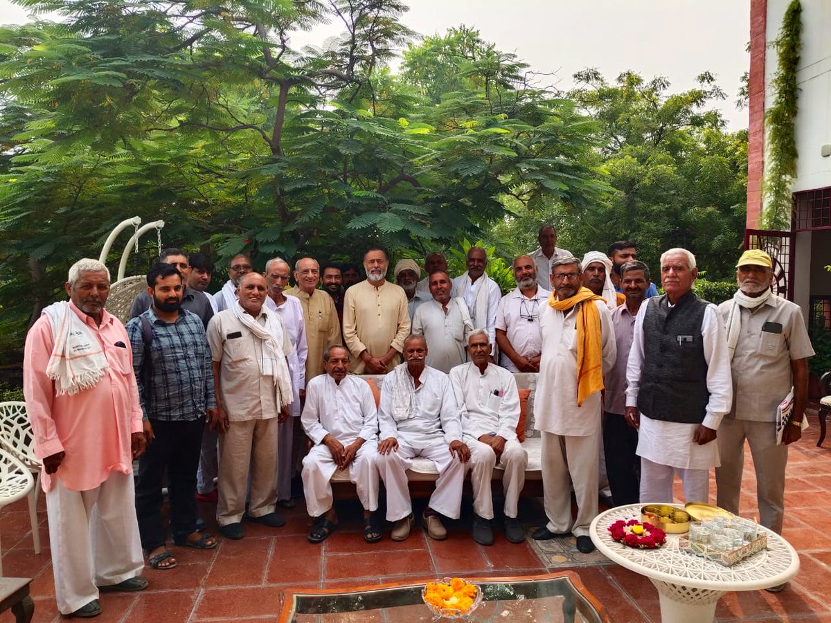 _YogendraYadav's tweet image. रेवाड़ी में स्वराज के साथियों से दीपावली पर मुलाक़ात हुई। संघर्षों में गढ़ा यह साथ, आज फिर रौशनी में नहाया दिखा। यही साथ हर अँधेरे में दीप जलाए रखता है। शुभ दीपावली! #Dipawali