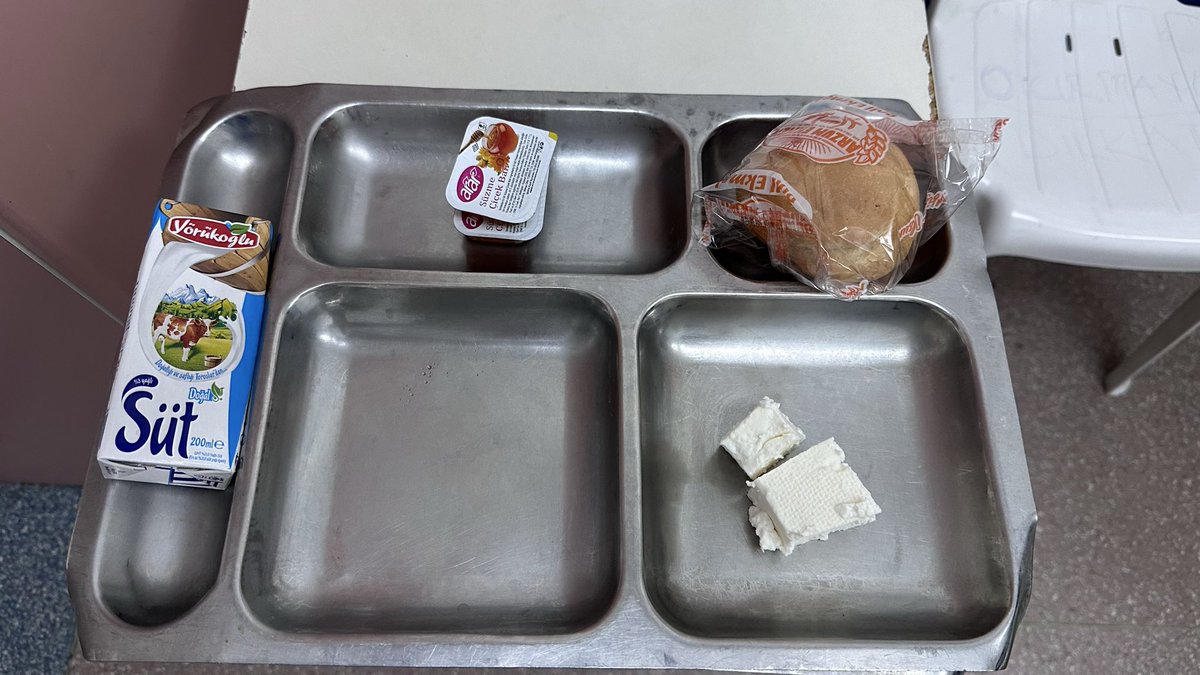 <a href="/drmemisoglu/">Prof. Dr. Kemal Memişoğlu</a> 

Fethiye devlet hastanesinde 22.10.2025 tarihli refakatçı ve PERSONEL kahvaltı servisini sizinle paylaşıyorum.  Ben memleketim adına derin bir üzüntü yaşadım bu durumdan. Umarım aynı hicap sizde de oluşur..

Biz gerçekten bu kadar fakir miyiz?