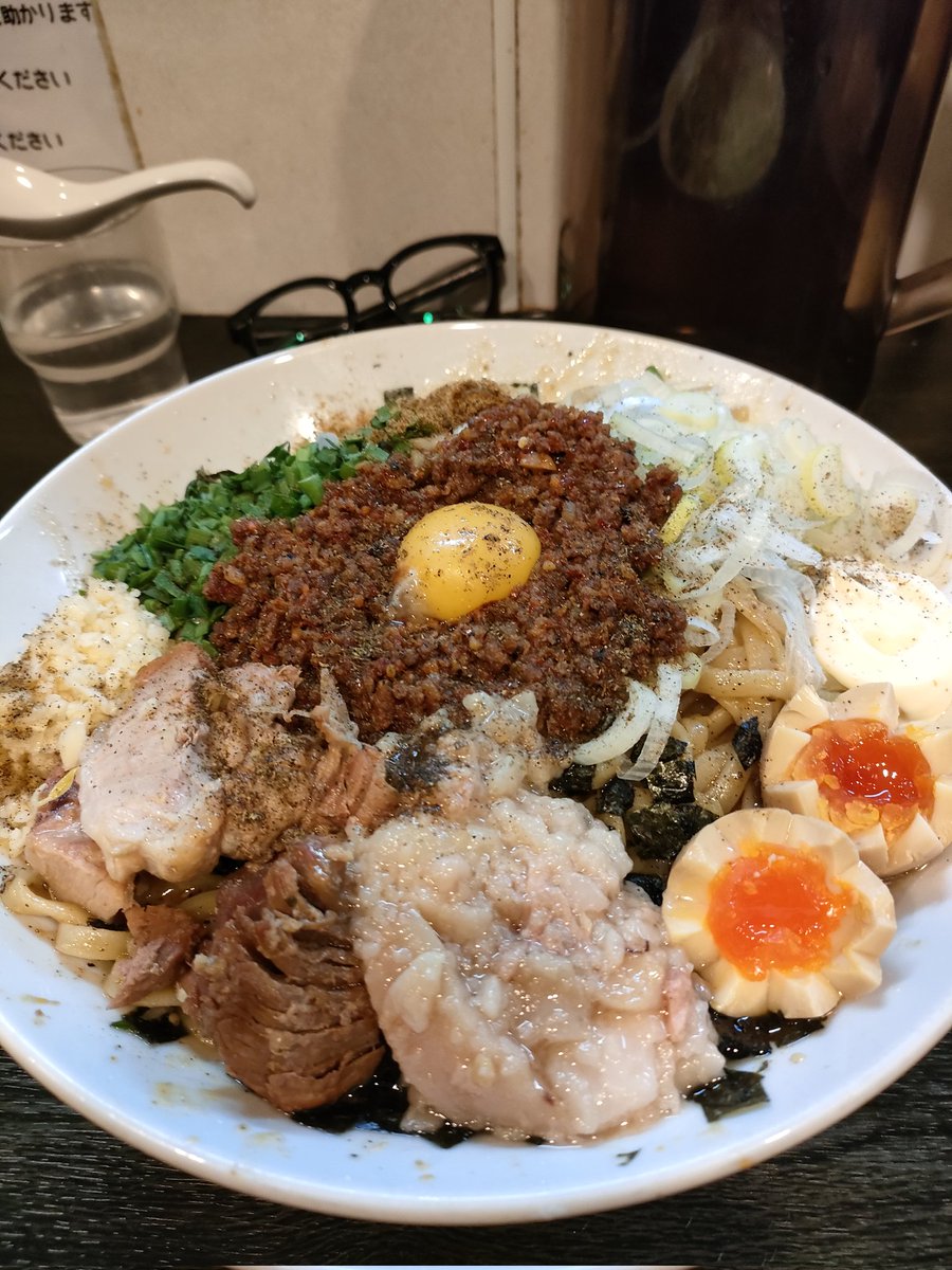 豚星。さんへイザ🚗
限定 台湾混ぜ蕎麦麺増しでオーダー🍜
台湾ミンチと仲間達を麺と絡めて食べる🤤美味くてにやけてしまう💦
雨でも台湾人気は凄いですね
スープ割りでフィニッシュ最高すぎる
台湾ラーメンは来週の宿題🇹🇼
カイオー君、すみれちゃんご馳走様でした😋