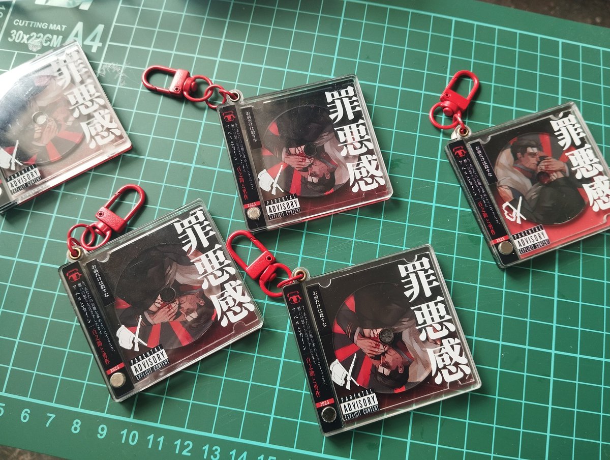 Aku trust issue sama ball chain jadi aku ganti ke clasp, mungkin harganya bakal naik buat OTS tapi buat yang sudah PO ga ada tambahin biaya kok
