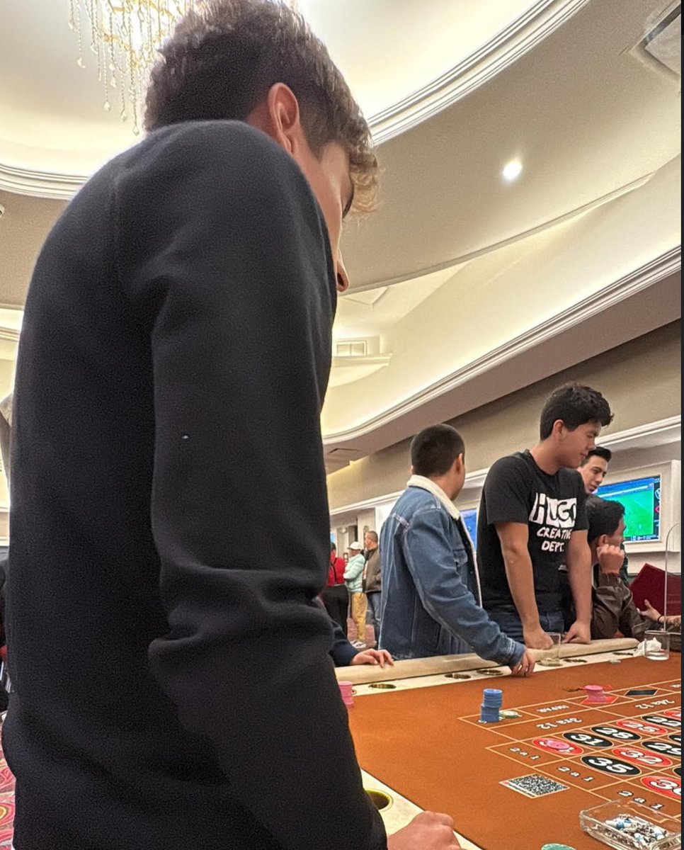 El Club Pekín invita a la comunidad a no caer en el vicio del juego para no acabar como estos hijos de perra ⬇️⬇️⬇️ su perro de volpi a verlo