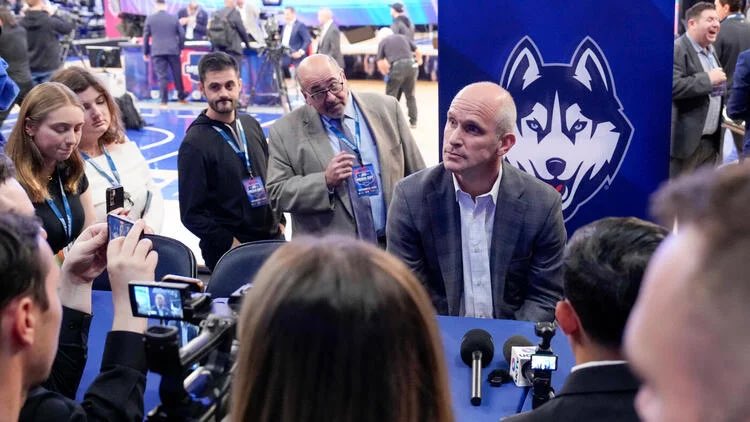 “The ego exploded last year.”
“I had put myself in a pretzel before the year started.”
“It’s made me feel a lot freer going into the season.”

Dan Hurley on last year, this offseason, his mental health and manifesting a better year for himself and #UConn: dalydoseofhoops.blogspot.com/2025/10/hurley…