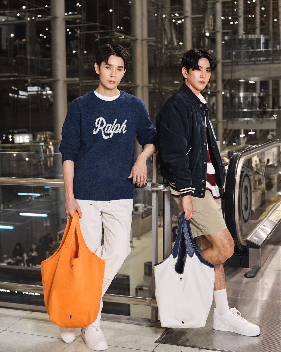 mintmag_th's tweet image. สุดหล่อพร้อม! ส่งภาพ #จิมมี่ซี ในแอร์พอร์ตลุคจาก Polo Ralph Lauren คอลเล็กชั่น Fall/Winter 2025 ก่อนบินลัดฟ้าร่วมงานฉลองครบรอบ 10 ปีของแบรนด์ ณ Shaw Centre ประเทศสิงคโปร์ ในวันที่ 23 ตุลาคมนี้ แฟน ๆ รอชมลุคหล่อของทั้งคู่ได้เลย💚

#PoloRalphLaurenTH
#jimmysea
#jimmyyjp…