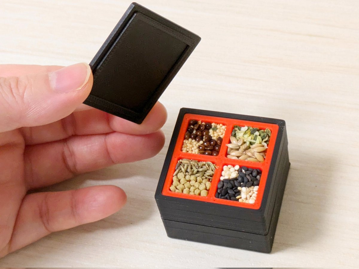 QpopochanQ's tweet image. 鳥用おせちの重箱を制作中なのですが、2段で販売する予定で👀
オプションで +1段を追加購入できるようにした方がよいでしょうか??🤔