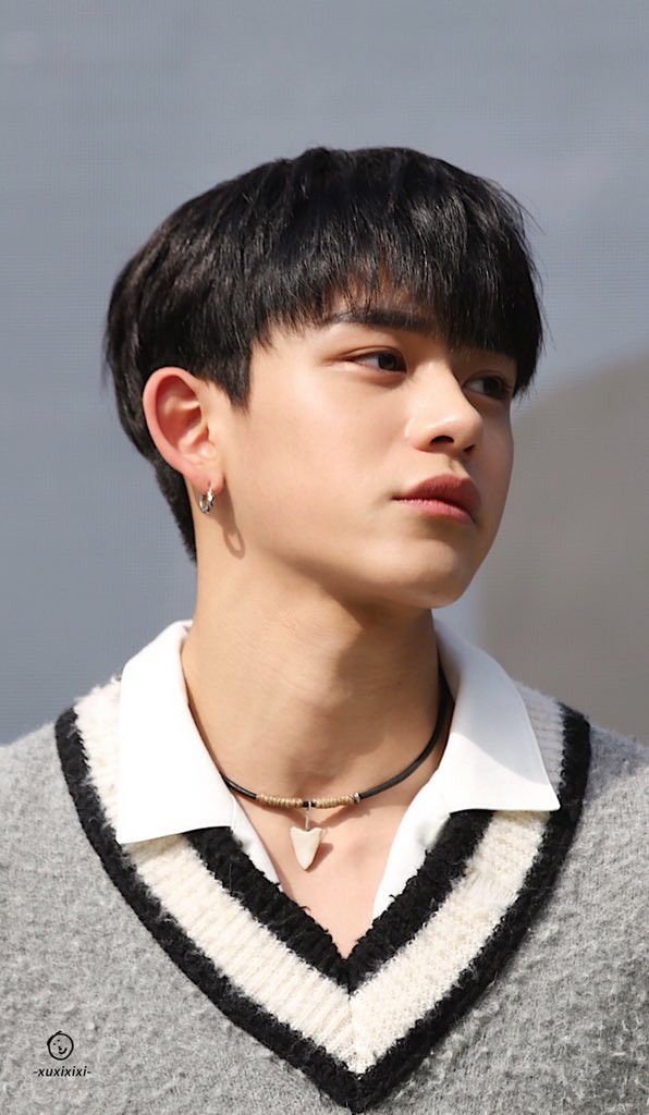 I'm obsessed with Lucas's side profile, damn look at that facecard 😫