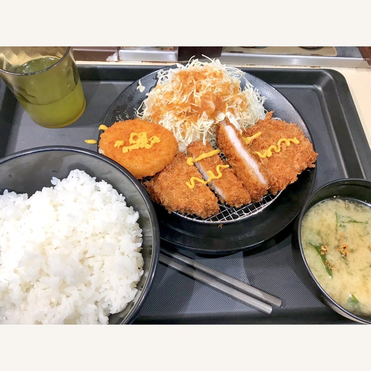ryunosuke_h's tweet image. #lunch #ロースかつ定食 #とんかつ #定食 #コロッケ #ニンジンドレッシング #松屋 #松のや #松乃屋 #川崎 #川崎ランチ #780yenlunch #ひとりメシ #ぼっちメシ #カウンターメシ #ひとりメシラヴァー #ぼっちメシラヴァー #揚げてあるからカロリーゼロ ww #tonkatsu #店内BGMは洋楽 🎵