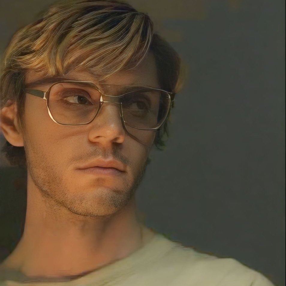Speaking of the beauty, i want to see evan act in german, german is masculine and sexy to me&gt;&lt;