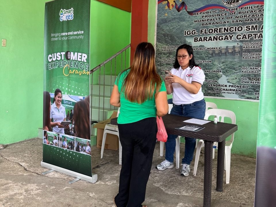 SmartNewsroom's tweet photo. .@LiveSmart is bringing care closer to customers through the CX Caravan. This initiative delivers aftersales services on-site, helping people manage accounts, register SIMs, upgrade to LTE, and make the most of the Smart App. Read more: https://t.co/i0UvrDvhSi #SmartCares https://t.co/57Xf9tTBPu