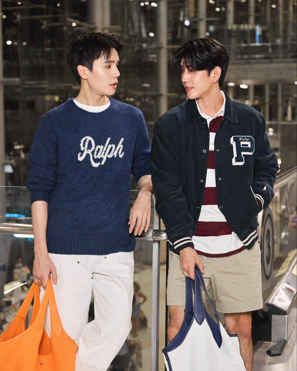 rizzmagazine_th's tweet image. ส่อง Airport Look สองหนุ่ม ! “#จิมมี่ซี” ก่อนออกเดินทางเพื่อเข้าร่วมฉลองครบรอบ 10 ปี ของ Polo Ralph Lauren ณ Shaw Centre ประเทศสิงคโปร์ ในวันที่ 23 ตุลาคม 2025 โดยทั้งสองมาในโททัลลุคจาก Polo Ralph Lauren คอลเลกชัน Fall/Winter 2025 

#PoloRalphLaurenTH
#RIZZmagazine